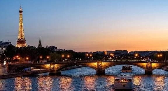 Mittag- und Abendessen auf einer Flusstour in Paris
