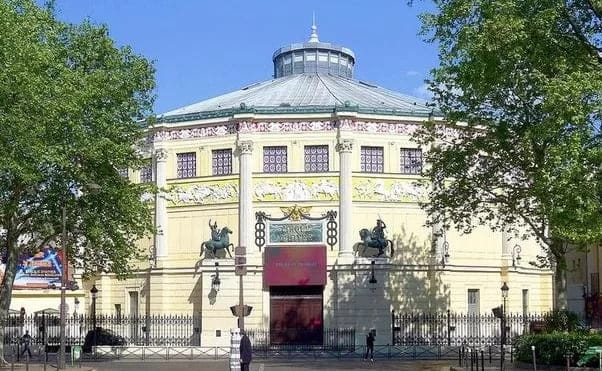 Mbzt / Wikimedia Commons / CC-BY 3.0 Winter circus