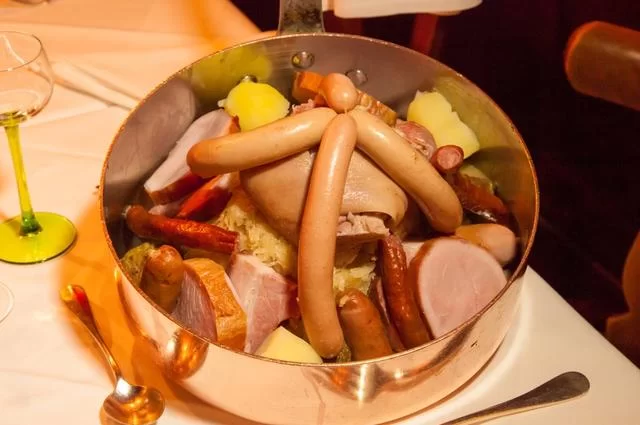 Probieren Sie die lokale Küche