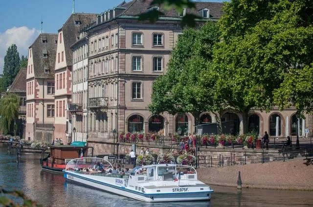 Mit der Flussbahn durch die Kanäle fahren