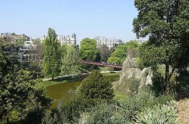 Guilhem Vellut / Flickr / CC-BY 2.0 Buttes-Chaumount-Park