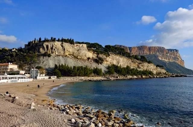 Bräunen Sie sich am Strand und genießen Sie die Cassis Calanques