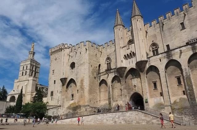 Besuchen Sie das Palais des Papes und die berühmte Pont d'Avignon in Avignon