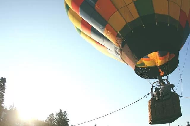 In einem Heißluftballon fliegen