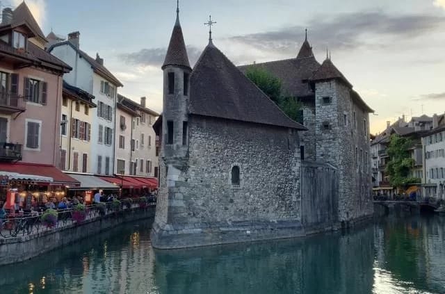 Machen Sie ein Foto vor dem Hintergrund des Inselpalastes 