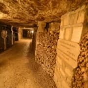 1280px-Catacombes_de_Paris_hold_the_remains_of_6_million_people_(22485547311) Die Katakomben von Paris