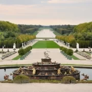 1280px-Versailles_view_from_the_Parterre_d’eau Versailles