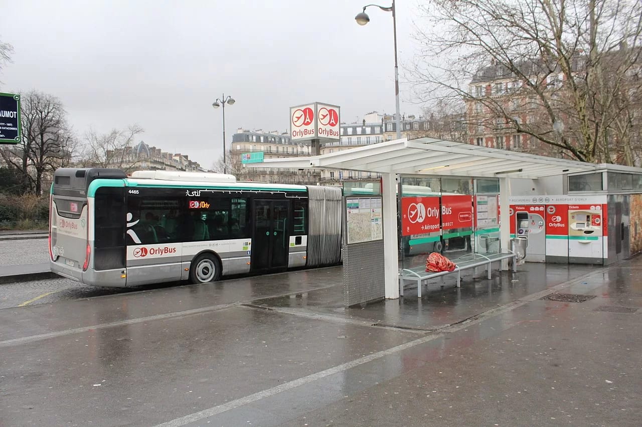 Wie kommt man vom Flughafen Orly nach Paris
