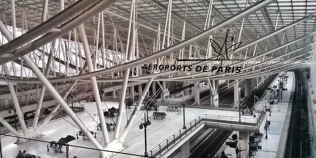 Das Bahnhofsgebäude im Flughafen Charles-de-Gaulle