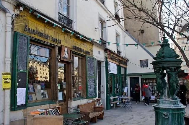 Shakespeare & Company Café