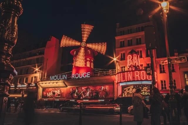 Foto: Lola Delabays / unsplash Moulin Rouge