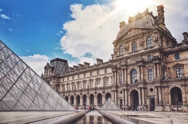 Foto: Matthew DeBlieux / unsplash Louvre