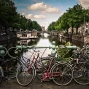 Велосипеды на мосту в Амстердаме Amsterdam
