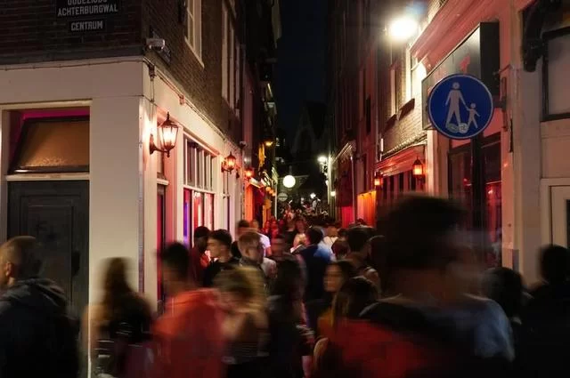Foto: Gio Mikava / Unsplash Rotlichtviertel