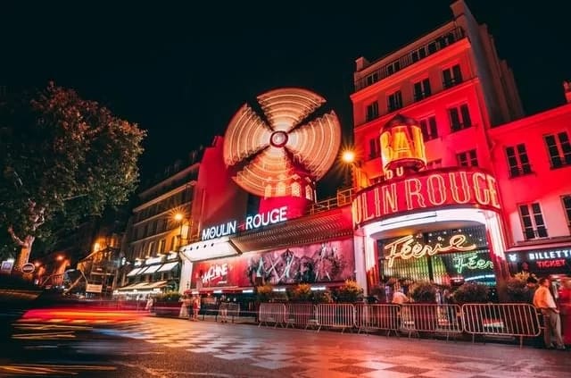 Foto: Vadim Sadovski / Unsplash Die Moulin Rouge