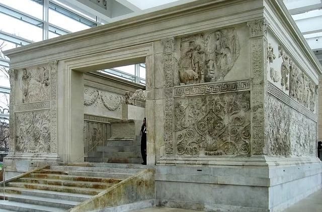Foto: Manfred Heyde / Wikimedia Commons / CC-BY-SA-3.0 Der Altar des Friedens