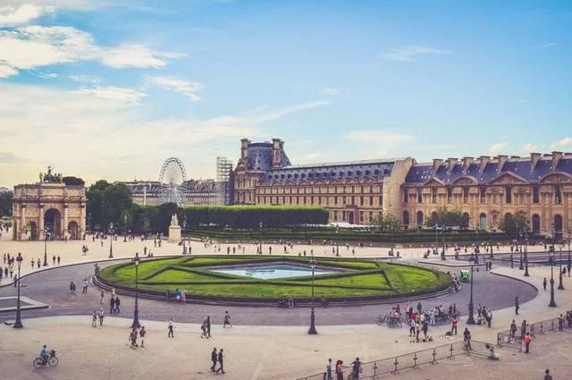 Foto: Jace & Afsoon /Unsplash Paris Square beside Louvre