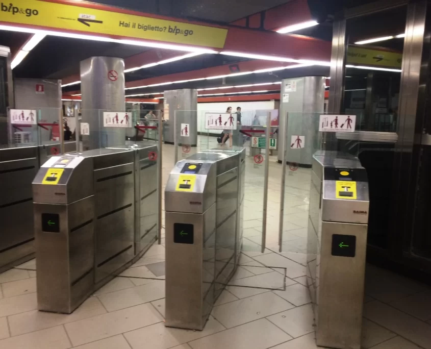 ANWEISUNGEN VON EINHEIMISCHEN FÜR DIE BENUTZUNG DER U-BAHN IN ROM