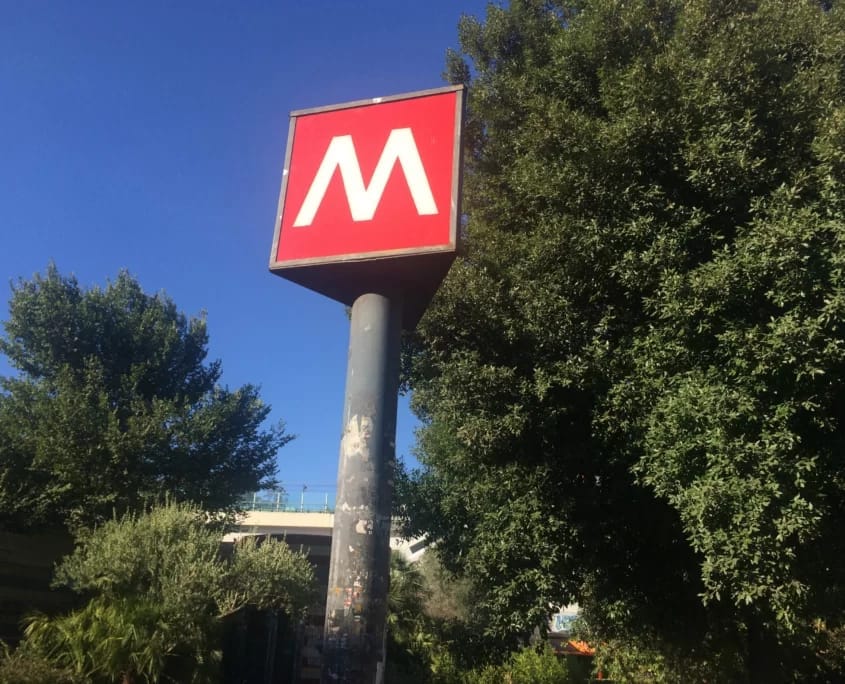 ANWEISUNGEN VON EINHEIMISCHEN FÜR DIE BENUTZUNG DER U-BAHN IN ROM
