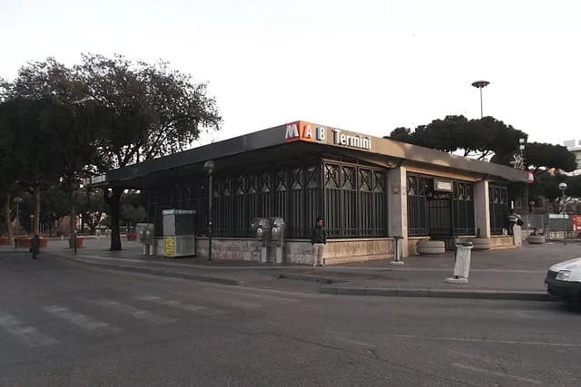 ANWEISUNGEN VON EINHEIMISCHEN FÜR DIE BENUTZUNG DER U-BAHN IN ROM