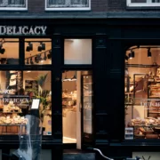 Welche Gerichte sollte man unbedingt in Amsterdam probieren?