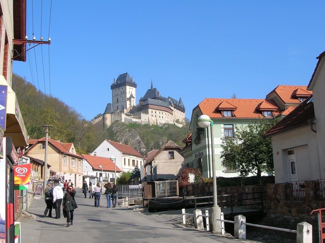 Das Dorf unter der Burg Karlštejn