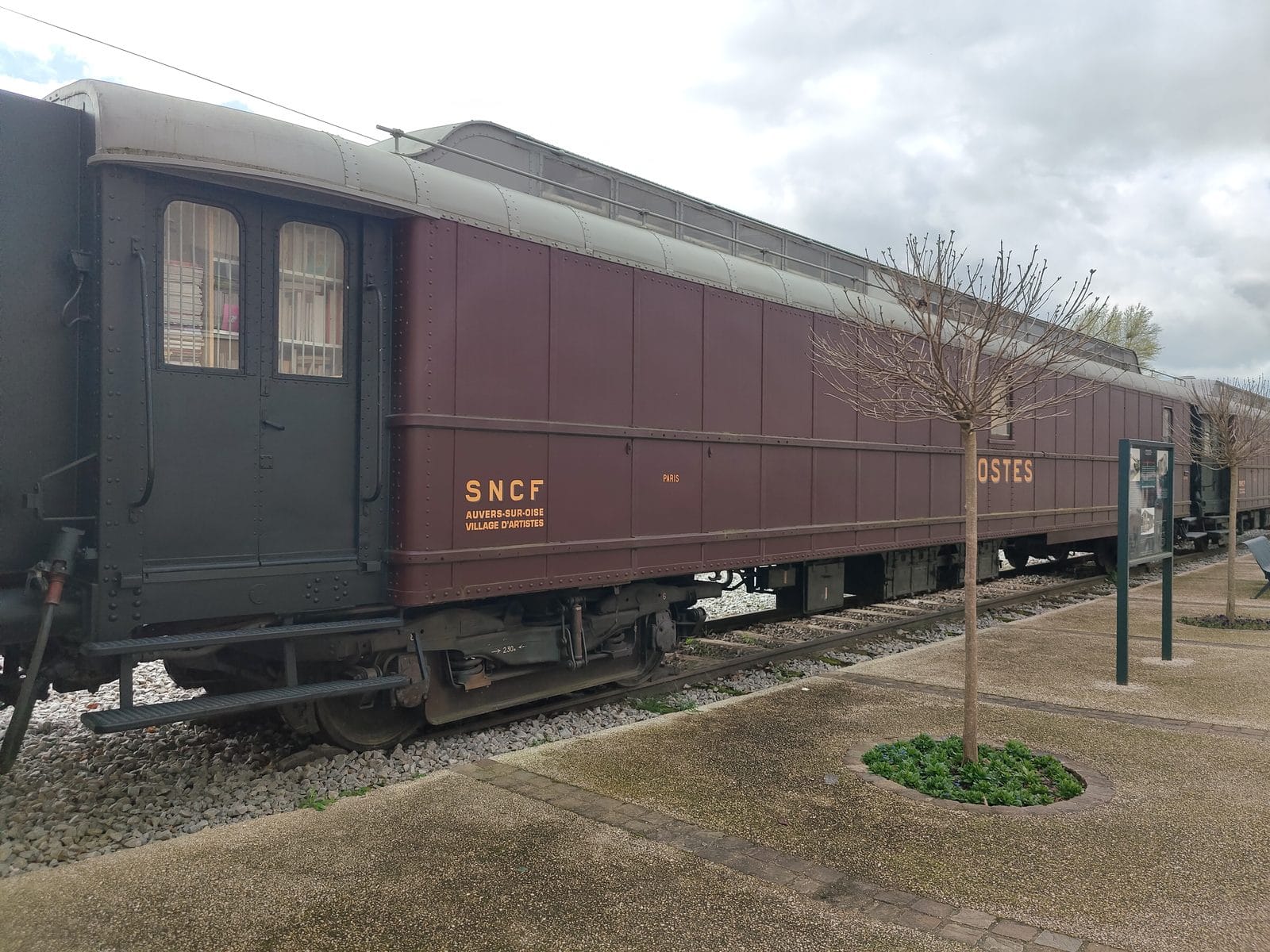 Alter SNCF-Waggon am Bahnhof von Auvers-sur-Oise