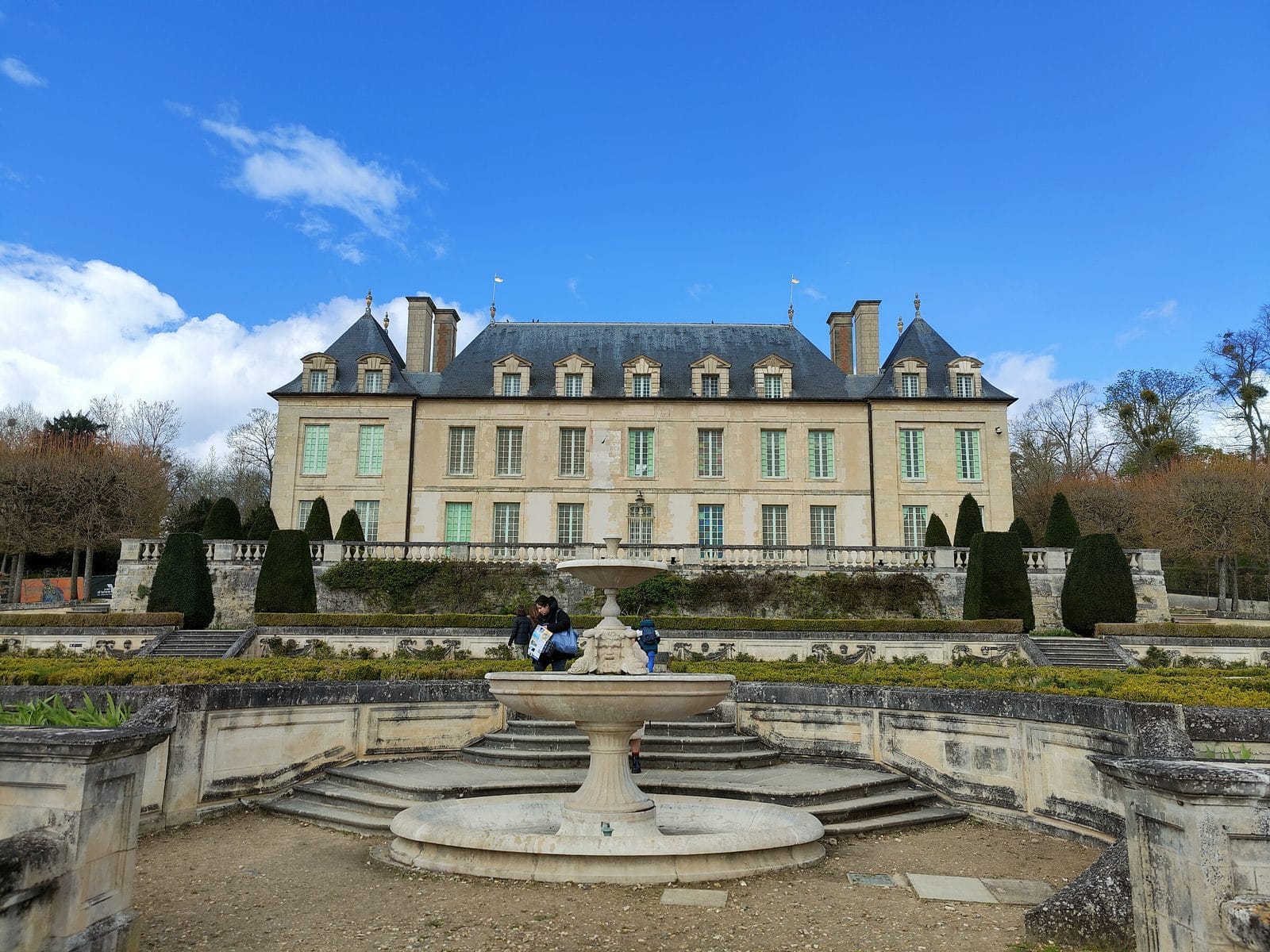 Das Château d'Auvers mit seinem Garten und Brunnen
