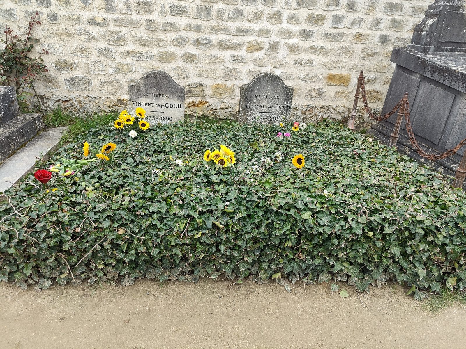 Die efeubewachsenen Gräber von Vincent und Theo van Gogh in Auvers-sur-Oise