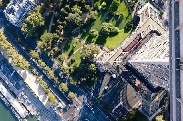 Paris im Mai am späten Abend