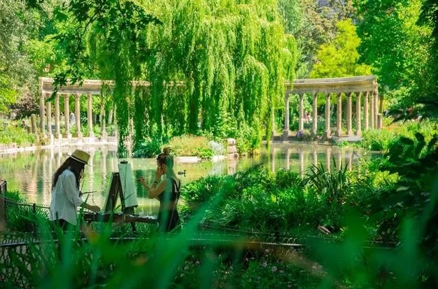 Grüne Allee in Paris im Mai