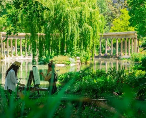 Grüner Pariser Park im Mai