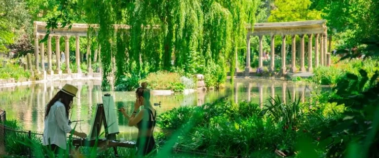 Grüner Pariser Park im Mai