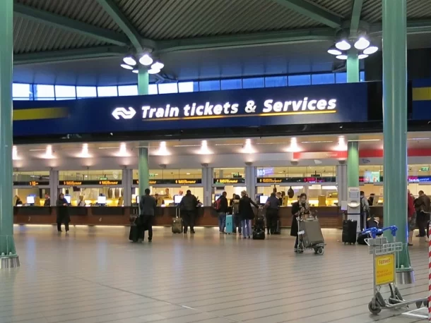 Wie man vom Flughafen Schiphol ins Zentrum von Amsterdam kommt